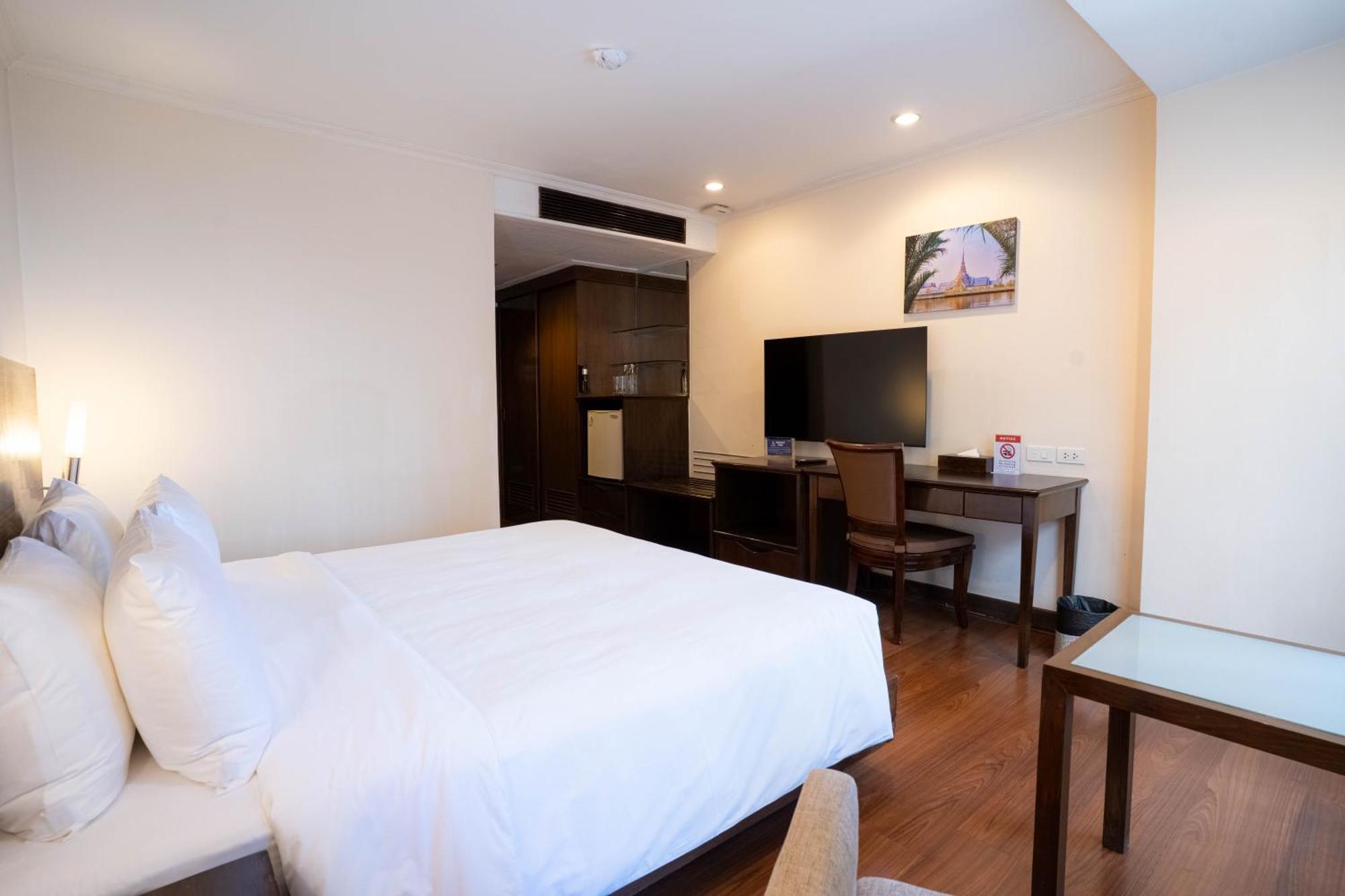 Journeyhub Sukhumvit 26, Bangkok - Formerly St James Hotel 외부 사진