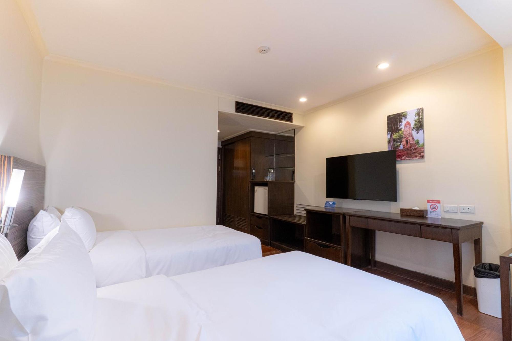 Journeyhub Sukhumvit 26, Bangkok - Formerly St James Hotel 외부 사진