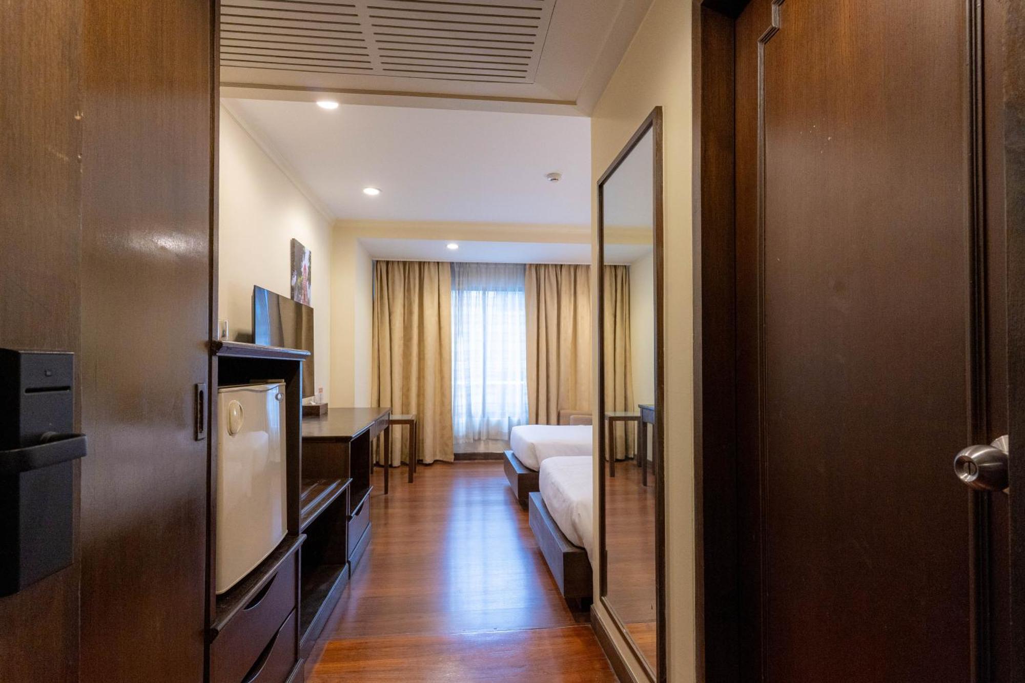 Journeyhub Sukhumvit 26, Bangkok - Formerly St James Hotel 외부 사진