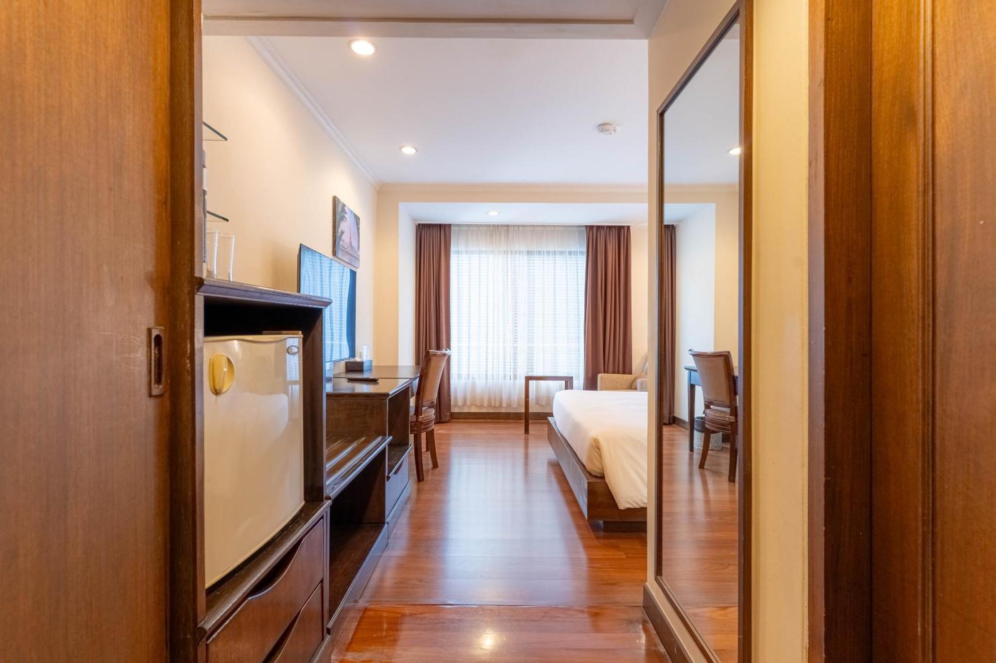 Journeyhub Sukhumvit 26, Bangkok - Formerly St James Hotel 외부 사진