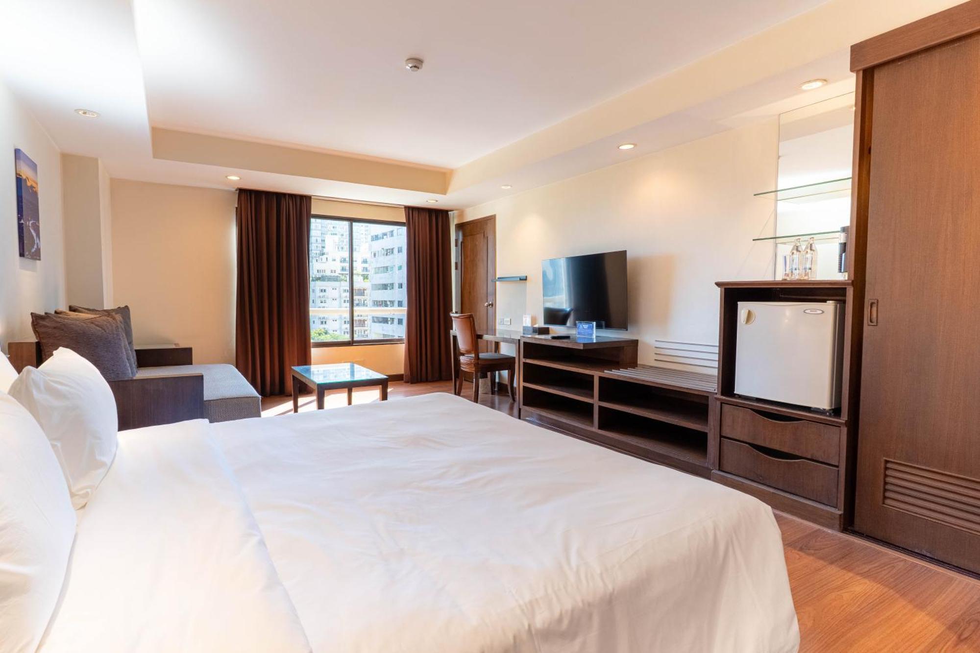 Journeyhub Sukhumvit 26, Bangkok - Formerly St James Hotel 외부 사진