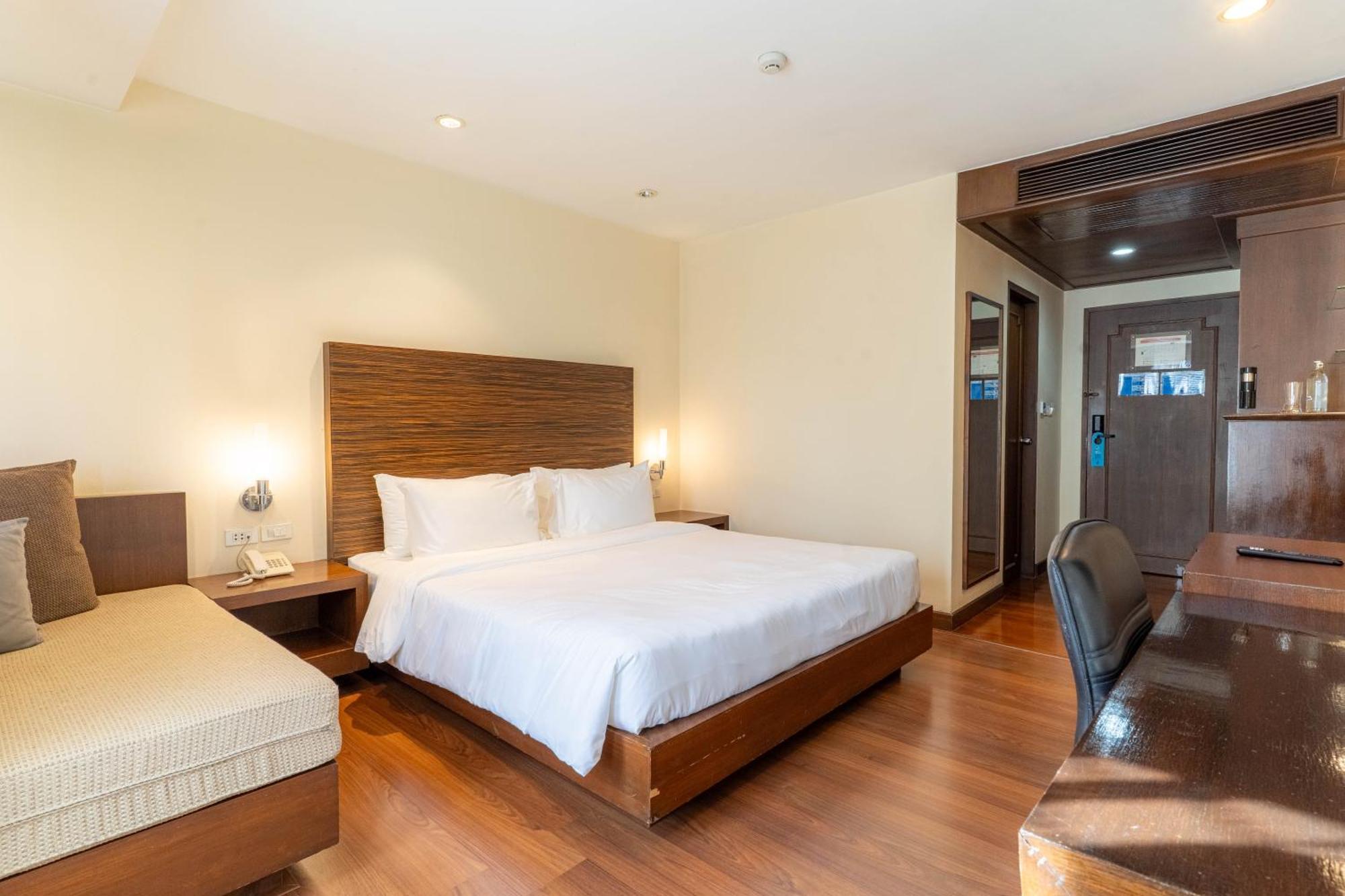 Journeyhub Sukhumvit 26, Bangkok - Formerly St James Hotel 외부 사진