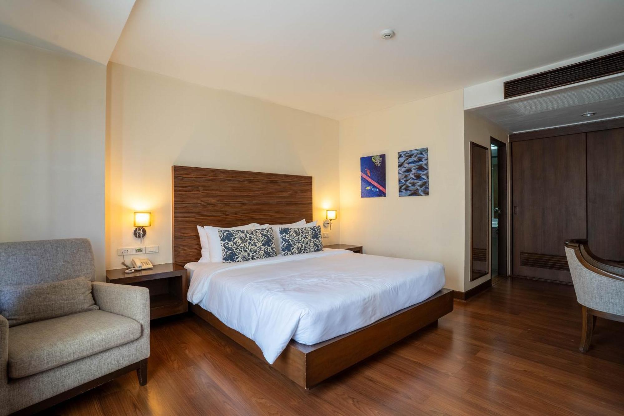 Journeyhub Sukhumvit 26, Bangkok - Formerly St James Hotel 외부 사진