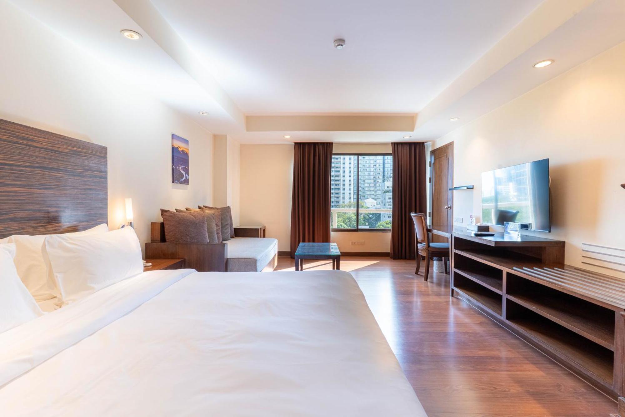 Journeyhub Sukhumvit 26, Bangkok - Formerly St James Hotel 외부 사진