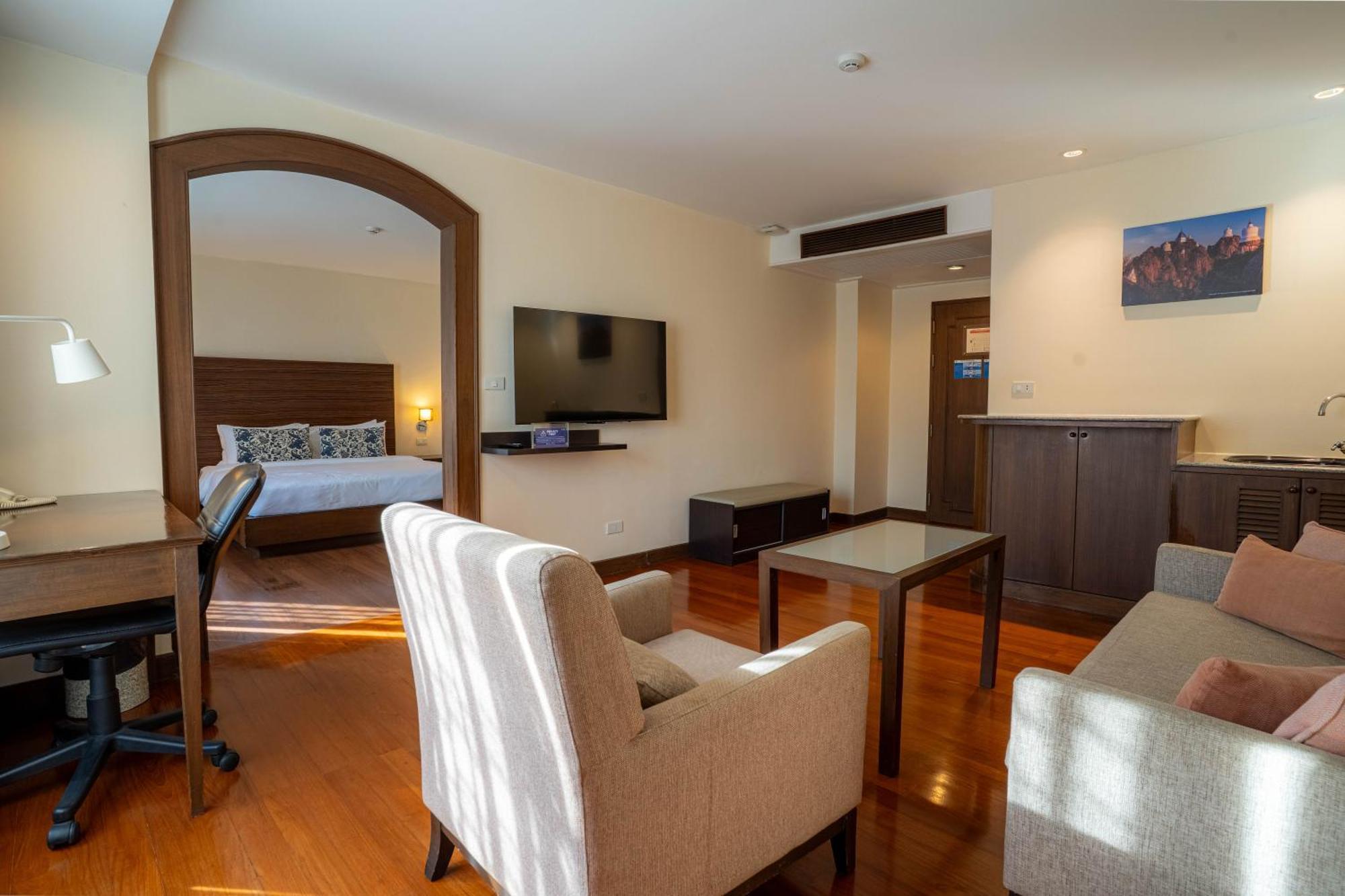 Journeyhub Sukhumvit 26, Bangkok - Formerly St James Hotel 외부 사진