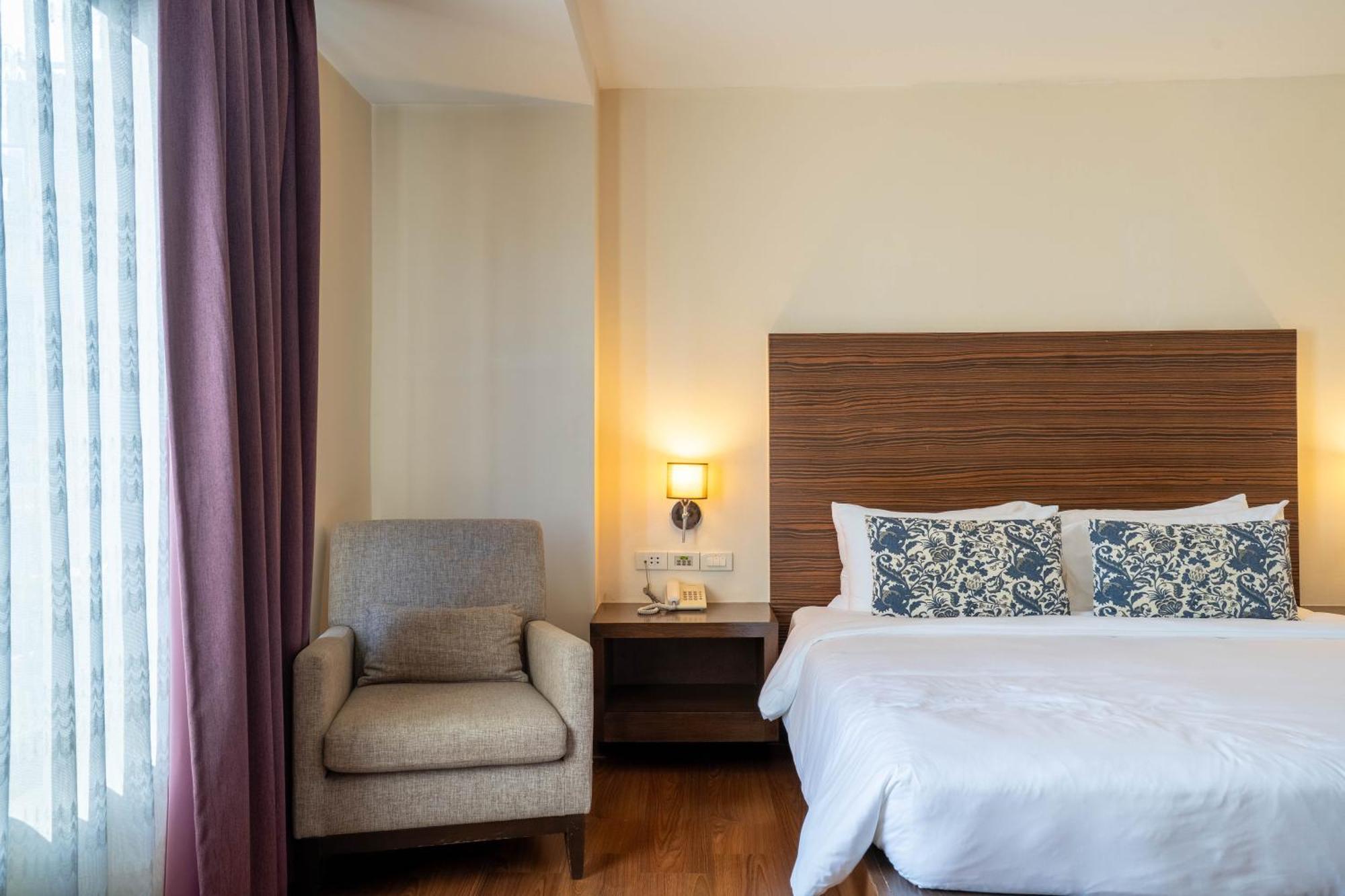 Journeyhub Sukhumvit 26, Bangkok - Formerly St James Hotel 외부 사진