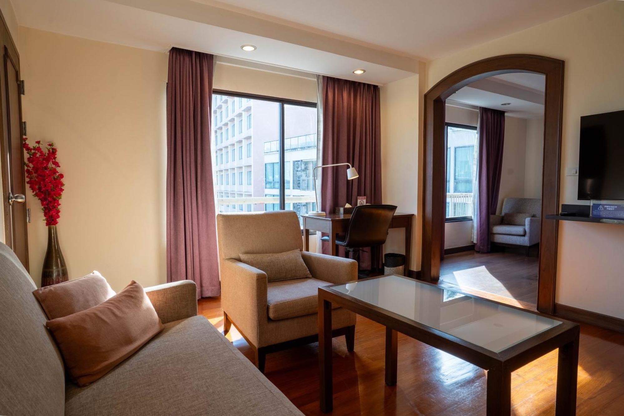 Journeyhub Sukhumvit 26, Bangkok - Formerly St James Hotel 외부 사진
