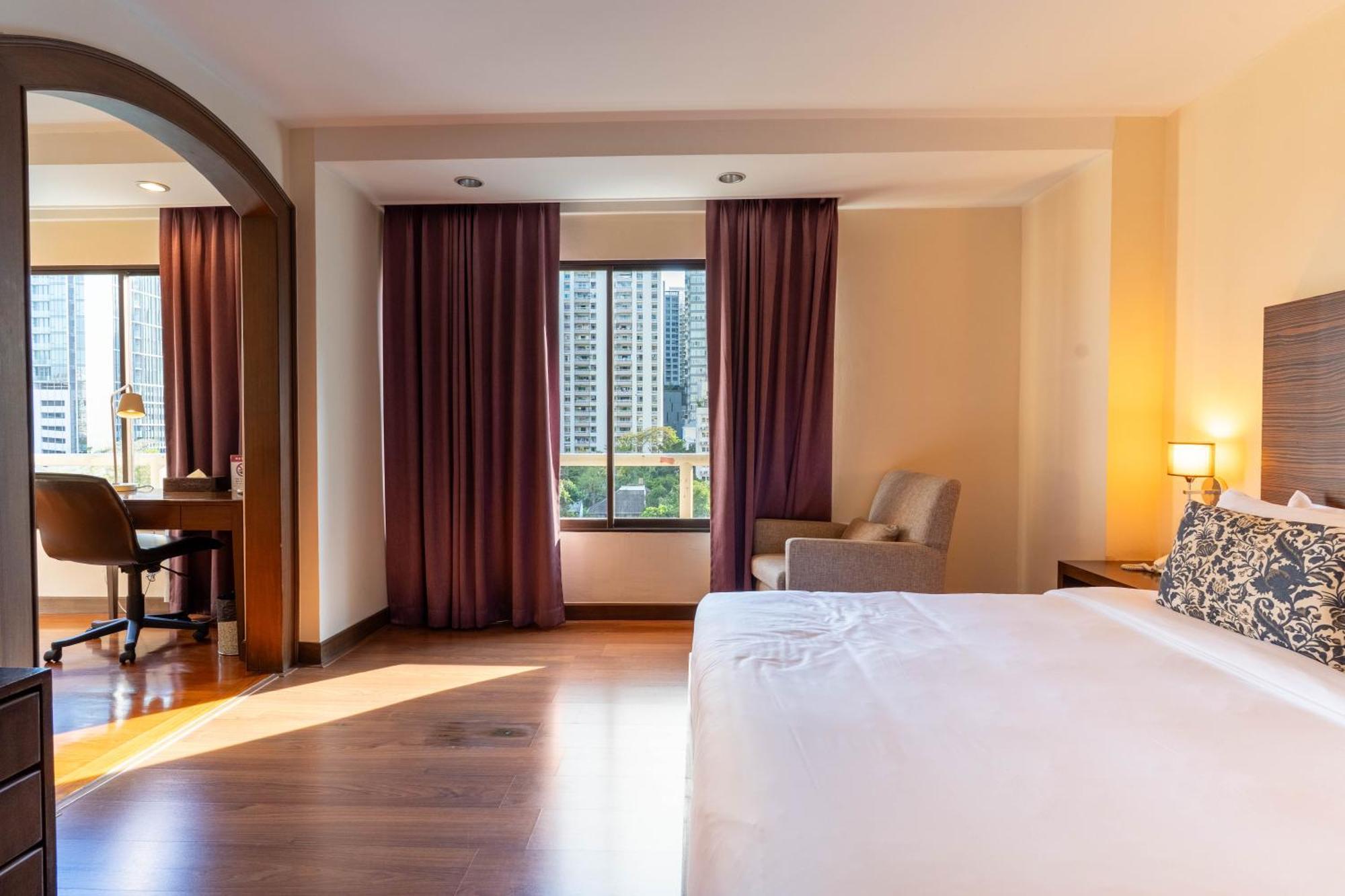 Journeyhub Sukhumvit 26, Bangkok - Formerly St James Hotel 외부 사진