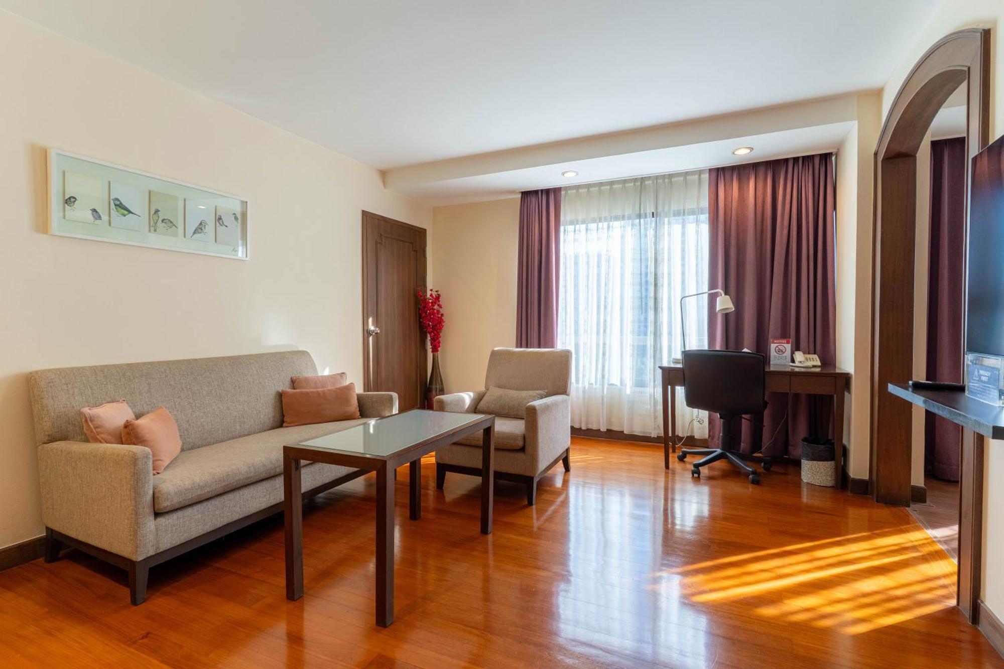 Journeyhub Sukhumvit 26, Bangkok - Formerly St James Hotel 외부 사진