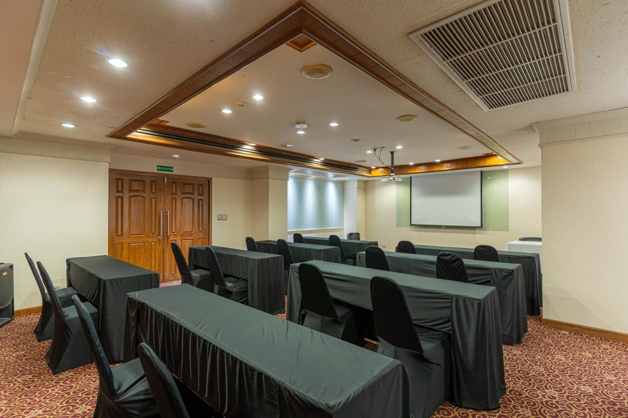 Journeyhub Sukhumvit 26, Bangkok - Formerly St James Hotel 외부 사진