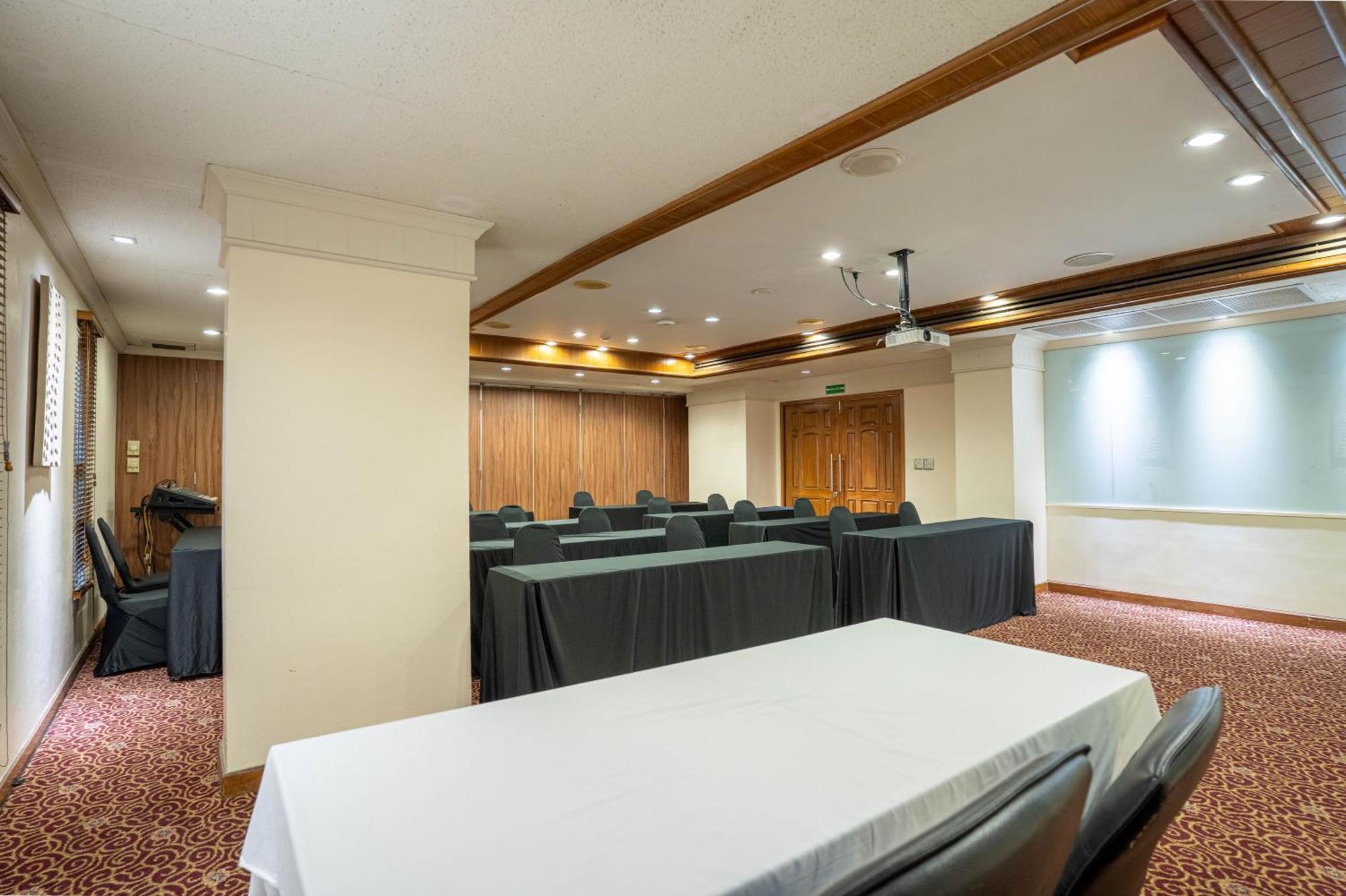 Journeyhub Sukhumvit 26, Bangkok - Formerly St James Hotel 외부 사진