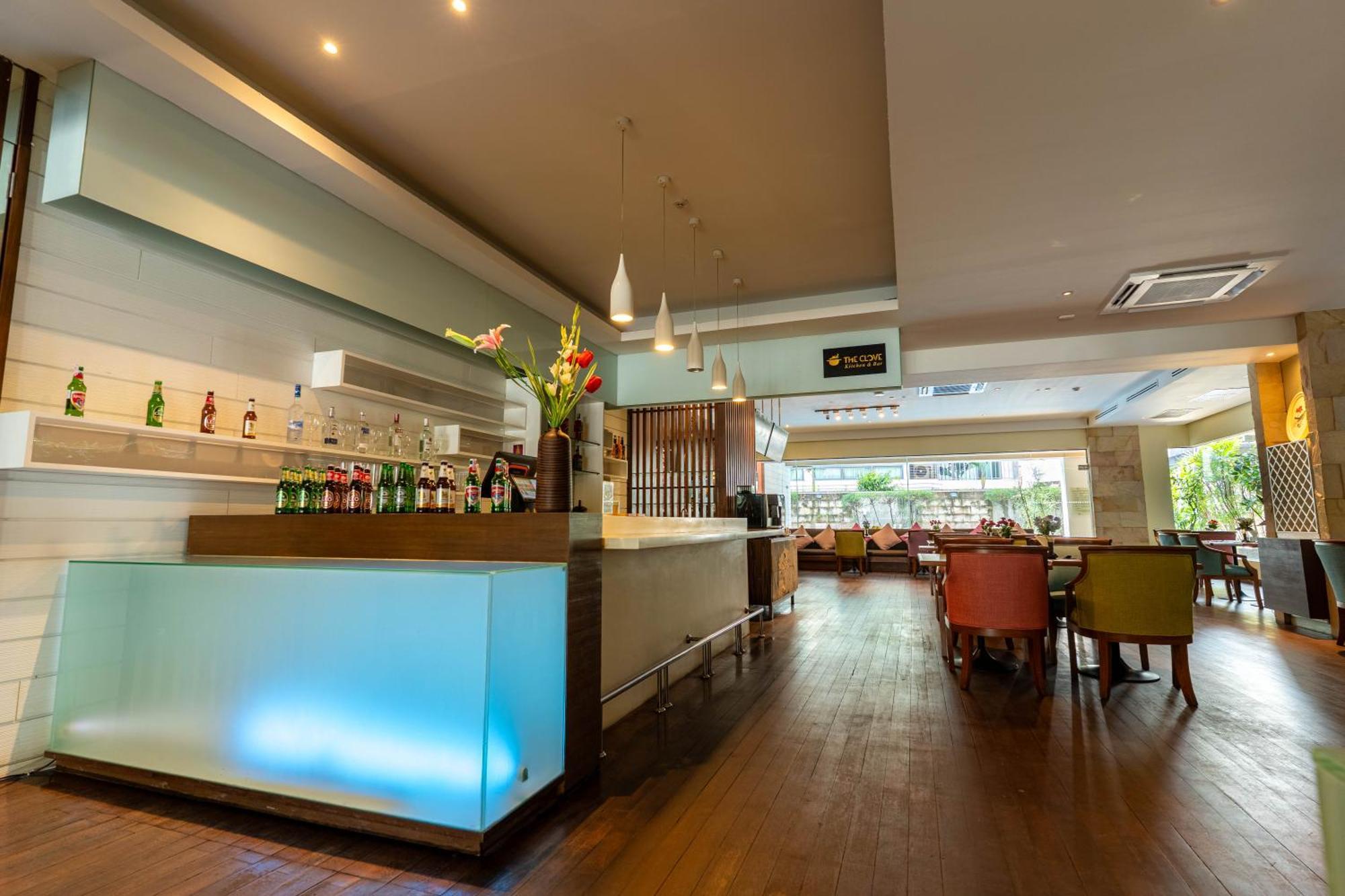 Journeyhub Sukhumvit 26, Bangkok - Formerly St James Hotel 외부 사진