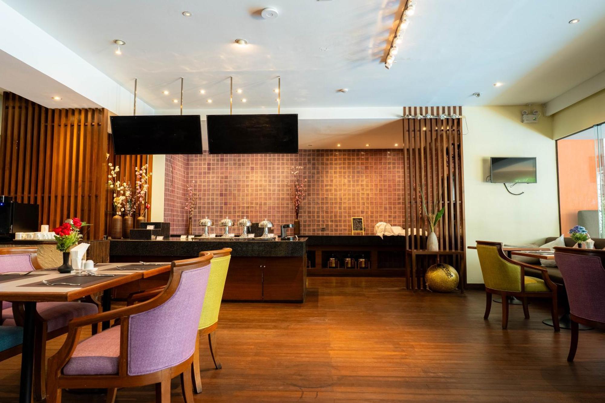 Journeyhub Sukhumvit 26, Bangkok - Formerly St James Hotel 외부 사진