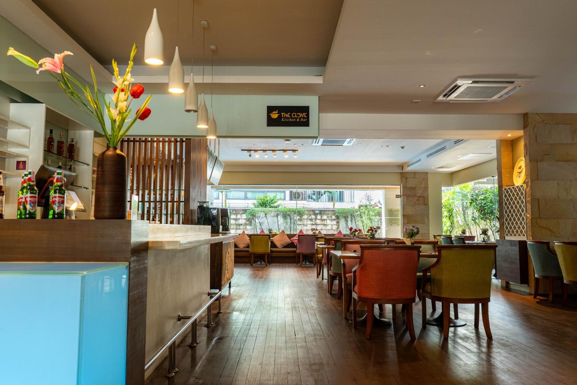 Journeyhub Sukhumvit 26, Bangkok - Formerly St James Hotel 외부 사진