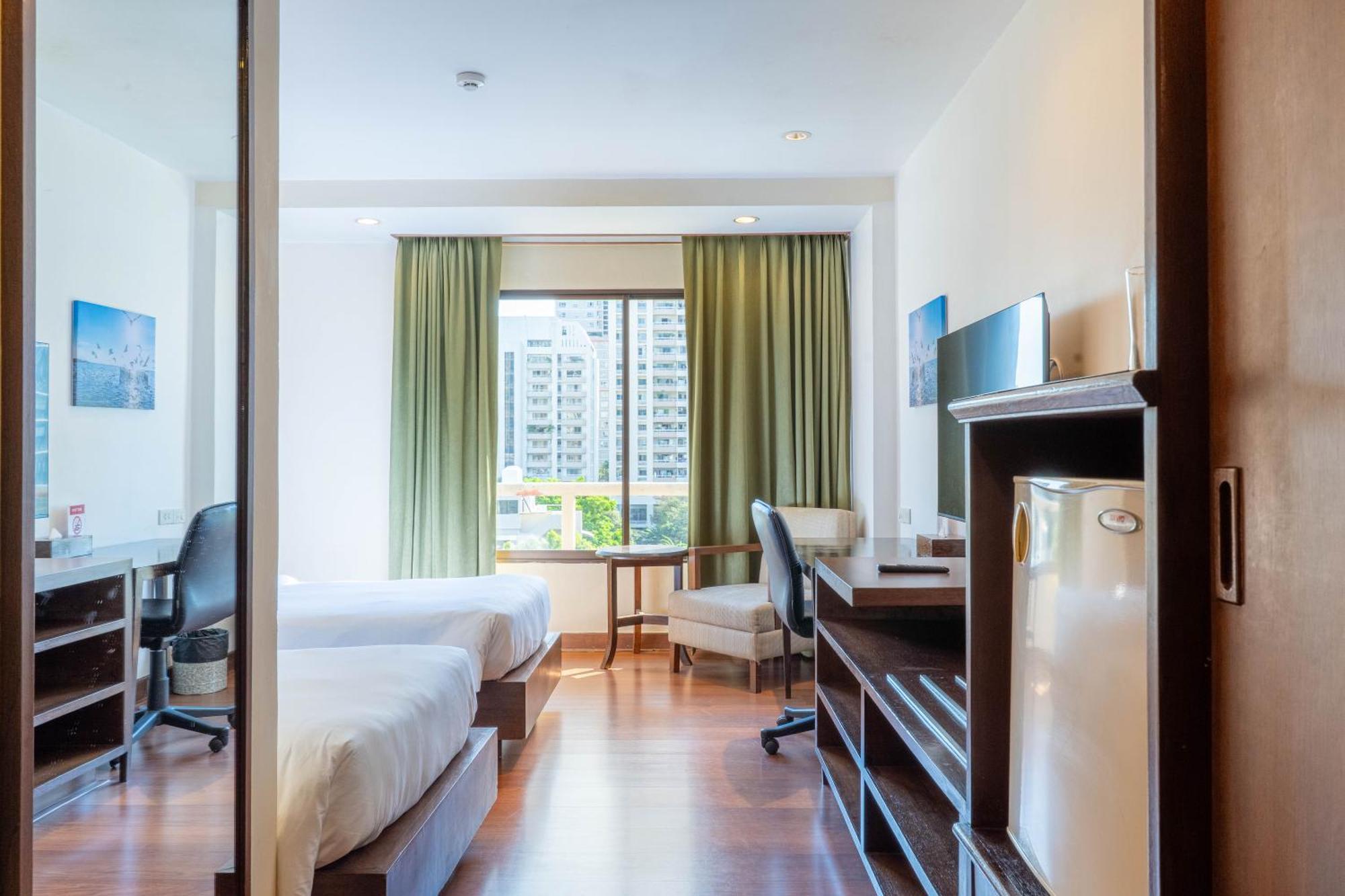Journeyhub Sukhumvit 26, Bangkok - Formerly St James Hotel 외부 사진